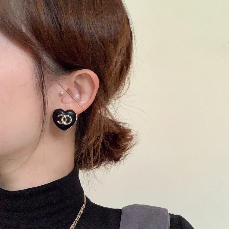 铜合金皮质耳饰 小香新款经典双c爱心小羊皮耳钉高版桃心耳环批发