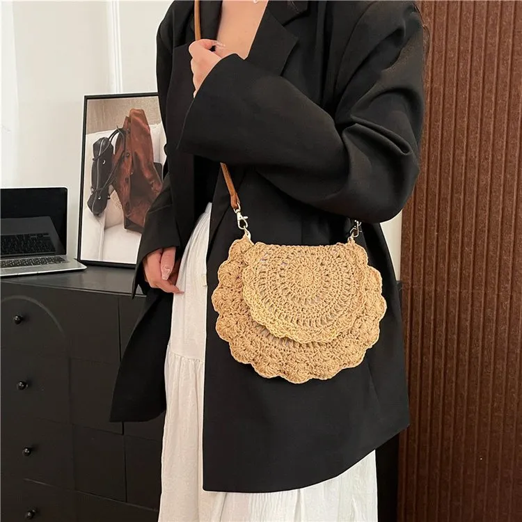 小众高级感法式斜挎草编包夏季手工编织米白色半圆镂空清新流苏包