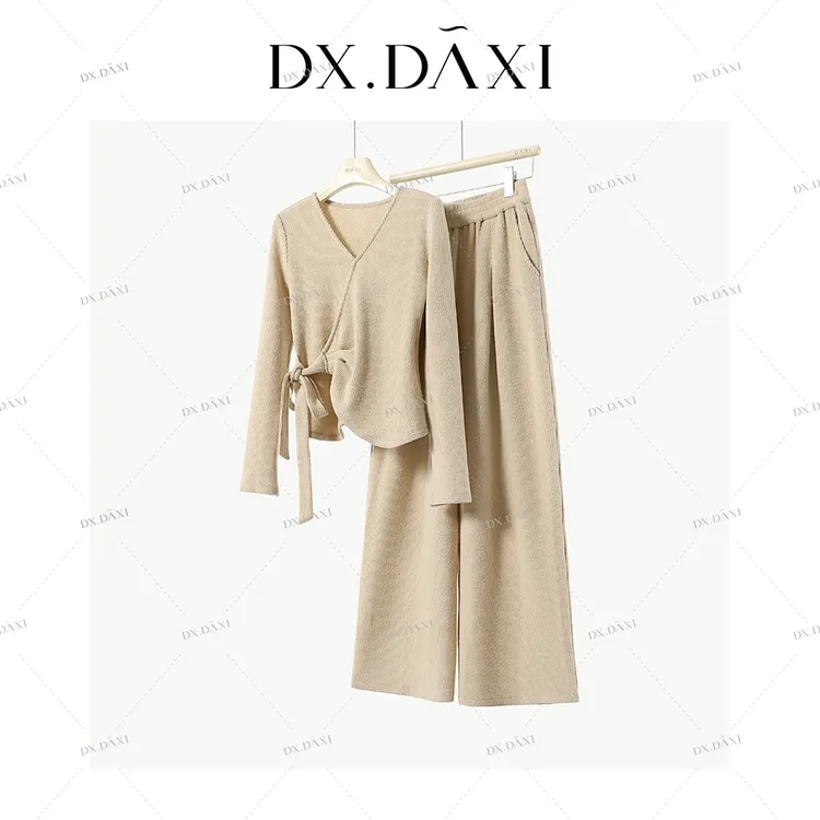 代大喜【茉莉庄园】肌理磨毛针织时尚套装2025冬新款修身显瘦两件套