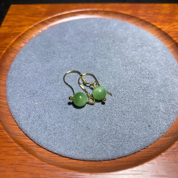和田碧玉耳环 卡6mm
