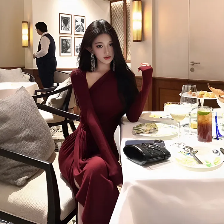 法式复古红色露肩针织连衣裙女2025新款冬季性感收腰绑带显瘦长裙
