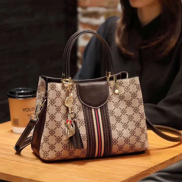 香港质感轻奢品牌包包女2025新款大容量手提包中年女包印花妈妈包