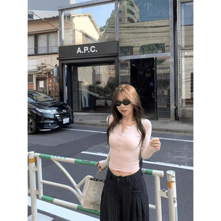 粉色秋装女款爆款2025新款半开v领纽扣长袖T恤女纯欲修身短款上衣