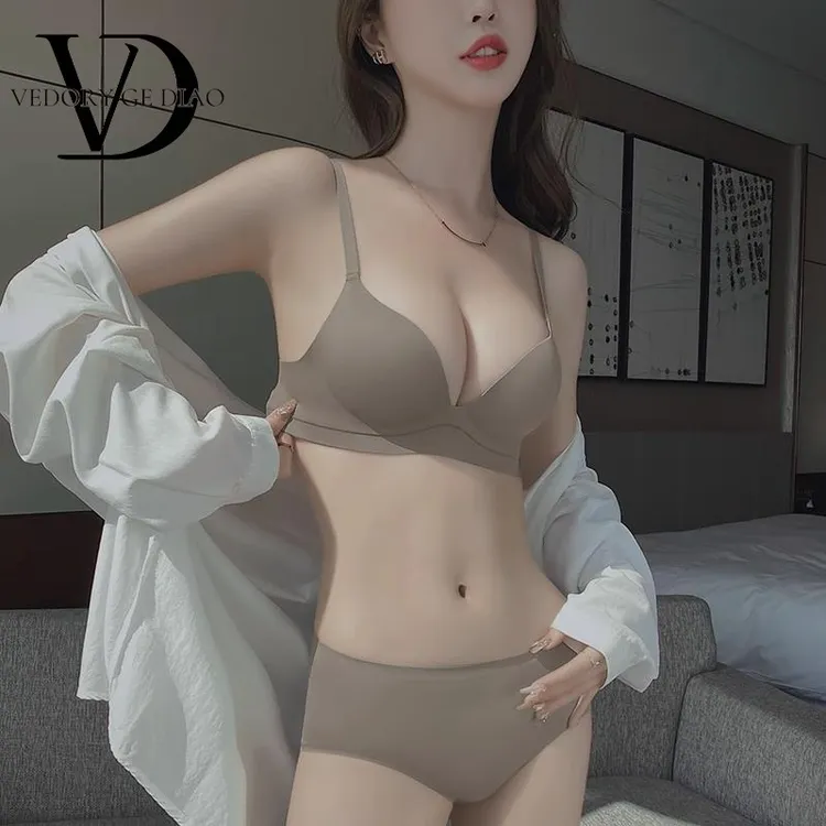 维多利亚无痕内衣女小胸聚拢防滑无钢圈收副乳无肩带乳胶文胸套装