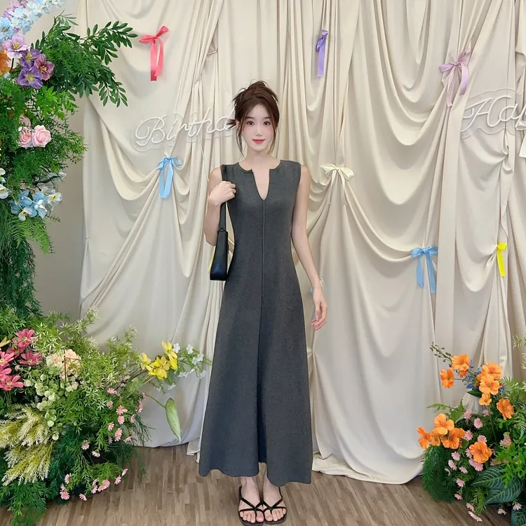 V领设计感收腰背心连衣裙子女装2025年秋季灰色洋气长裙针织裙潮