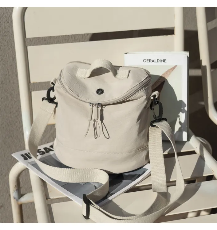 时尚潮流休闲包轻便百搭斜挎包大容量休闲简约水桶包户外运动