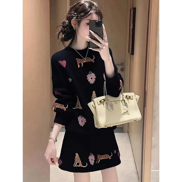 黑色针织套装女2025新款初冬小个子穿搭卡通气质上衣半身裙两件套