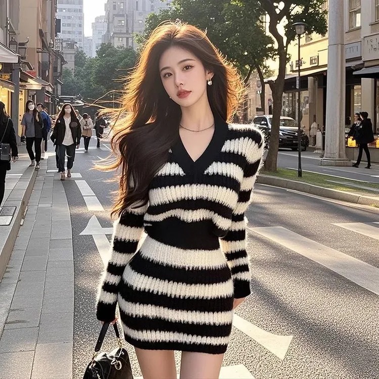 黑白撞色条纹长袖连衣裙女秋冬修身显瘦富家千金高级感毛衣包臀裙