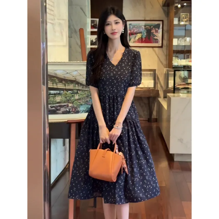 3002#设计感收腰显瘦V领碎花连衣裙2025新款夏季短袖气质中长裙子