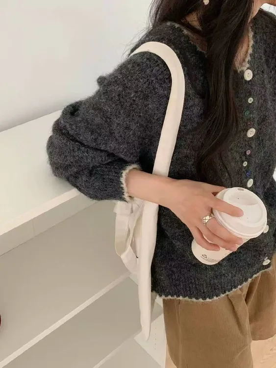 韩系别致撞色彩色纽扣圆领针织开衫女秋季时尚洋气温柔风毛衣外套