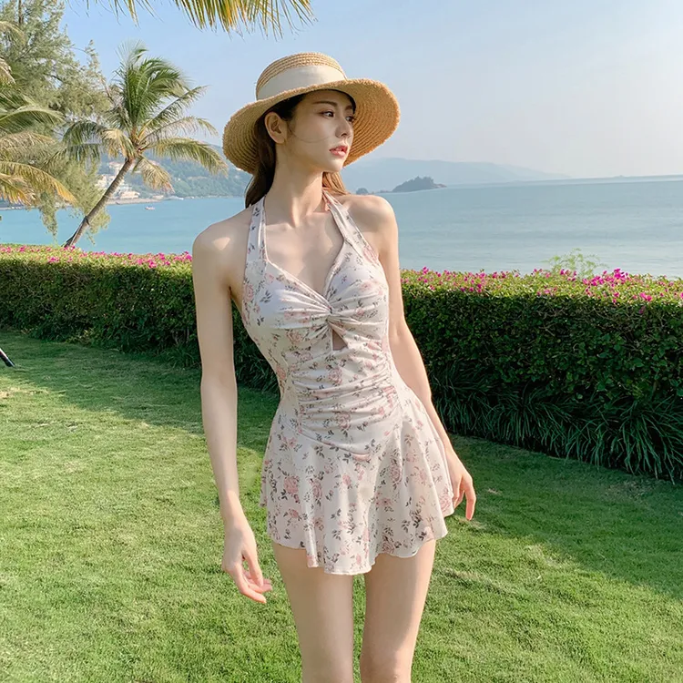 连衣裙式泳衣女碎花2023新款ins风小胸纯欲挂脖泡温泉高级感泳装