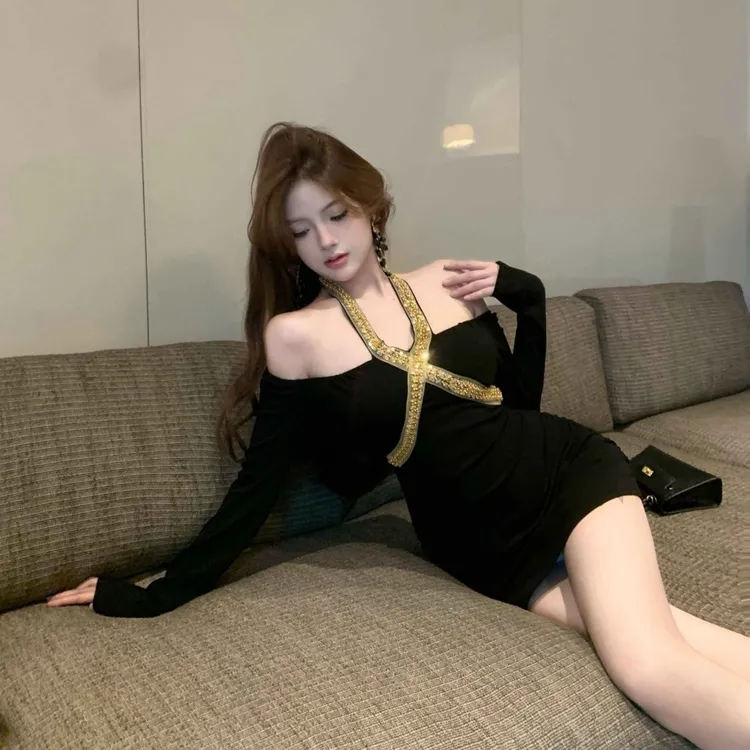 2025新品重工镶钻挂脖长袖纯欲辣妹连衣裙修身显瘦收腰包臀短裙子