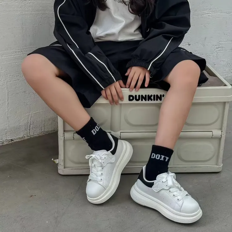 小白鞋时尚男女童皮面超轻百搭夏季白色厚底休闲黑白低帮韩版
