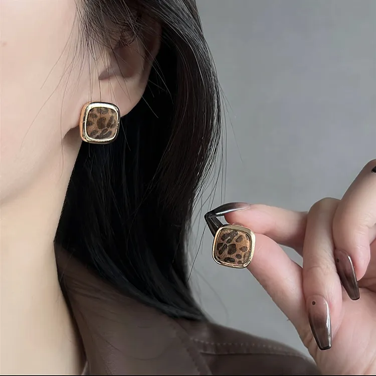铜合金耳饰 复古豹纹方块耳钉女轻奢小众高级感气质耳环秋冬耳饰 