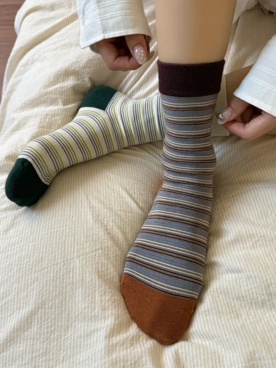 早秋款复古港风女袜细横条彩色休闲风撞色条纹中筒袜可露丽风棉袜