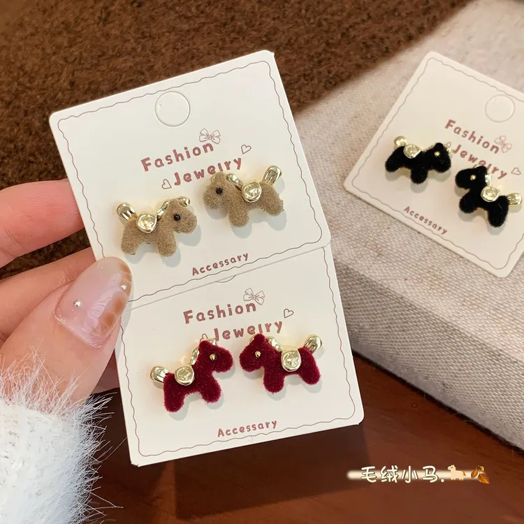非金属布艺耳饰 秋冬红色植绒铜钱木马耳钉女2025新款生肖可爱喜