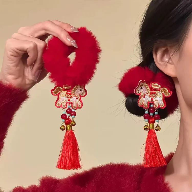 2026新年红色毛绒发圈女中国风小马吊坠流苏本命年发绳喜庆百搭