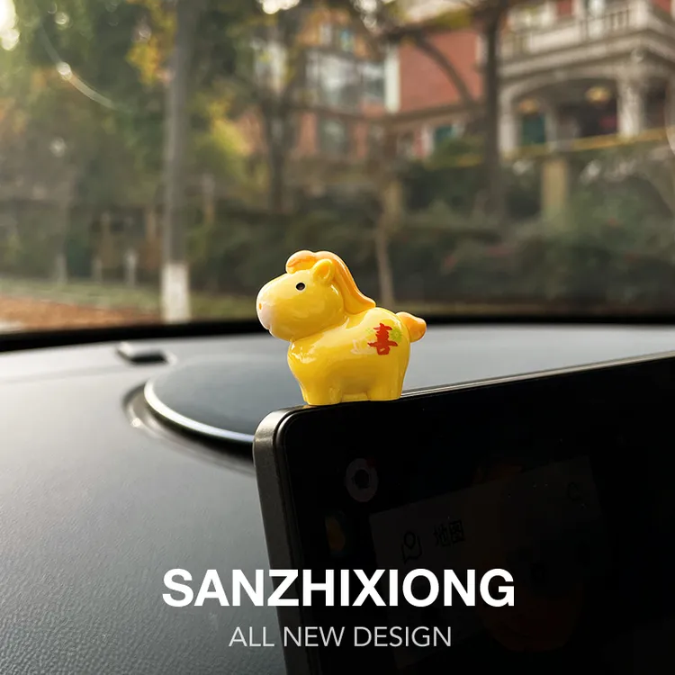 可爱小马汽车摆件创意马上发财车载摆件迷你汽车中控台摆件新年