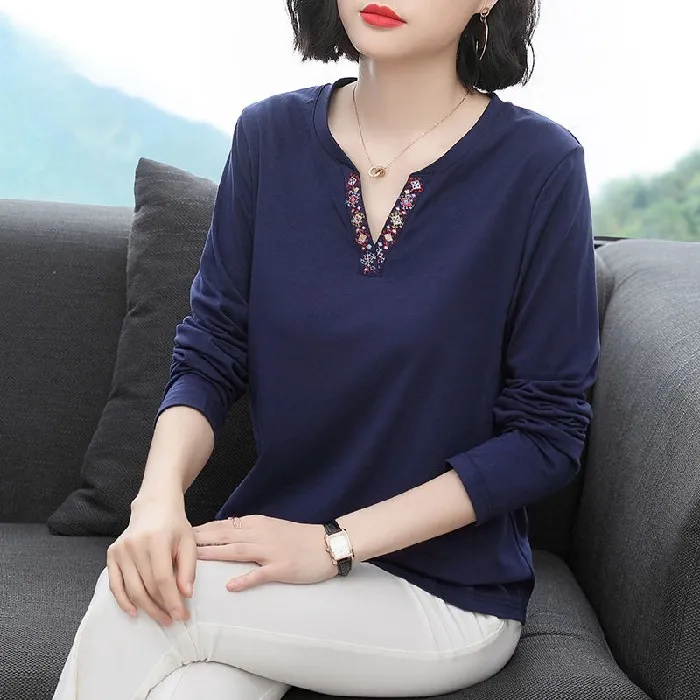 大码女装刺绣v领长袖t恤女2025新款中老年妈妈装打底衫上衣