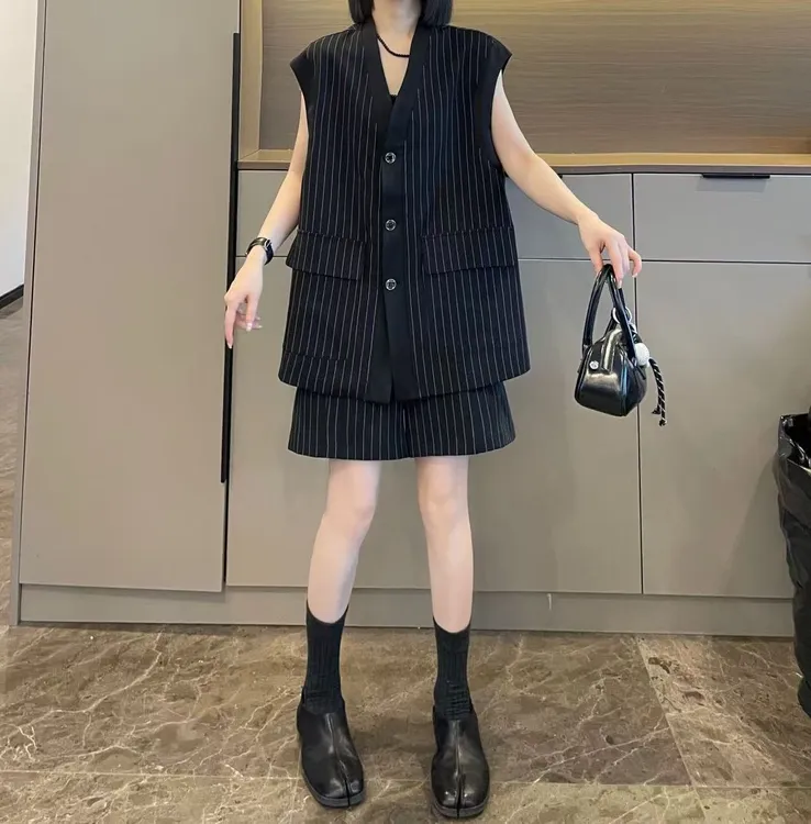 米可/MK-2644LJ【竖条西装马甲短裤套装】时尚休闲秋季新款两件套