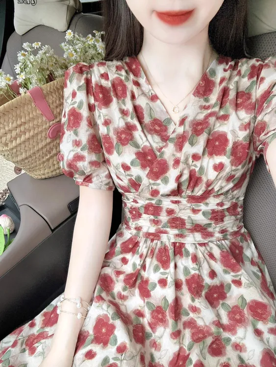 2025茶歇法式v领碎花高腰显瘦气质连衣裙女夏季女神范高级感裙子