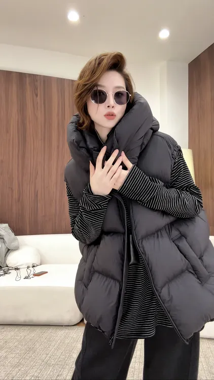 月月【黑色连帽羽绒马甲】2025冬季新款百搭宽松外套 2510C7398