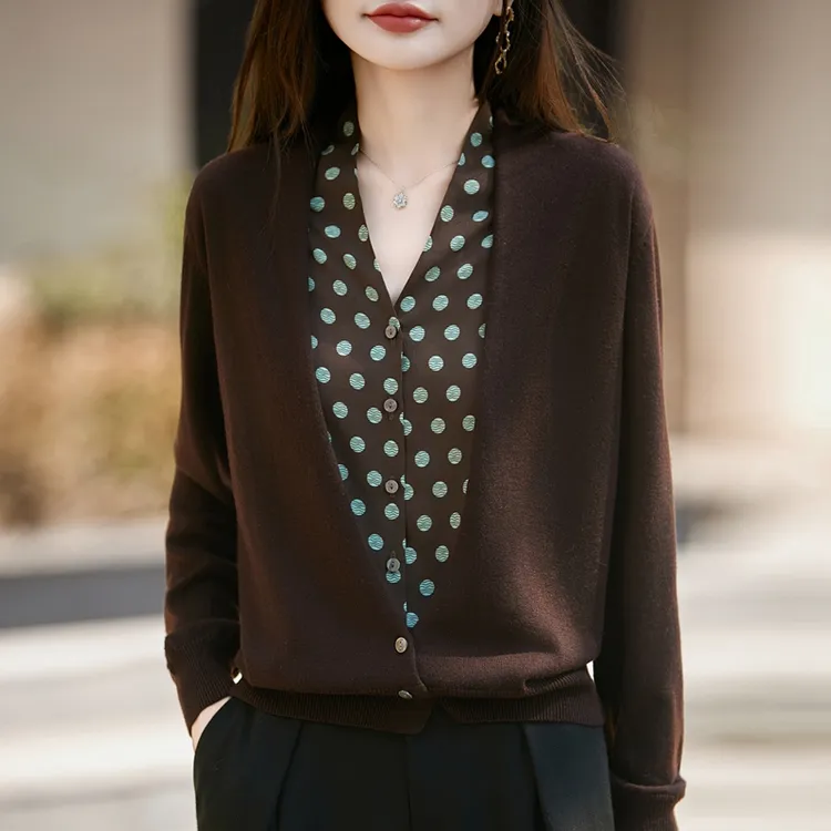 秋冬季新款假两件羊毛开衫v领拼接波时尚打底毛衣宽松复古外套女