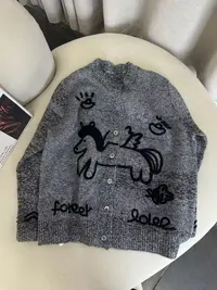 【100山羊绒】轻奢252699-时尚趣味卡通小马手绣图案针织外套