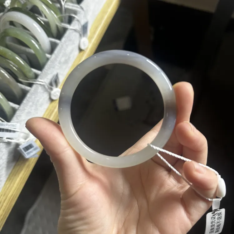 天然和田玉手镯飘花特色款