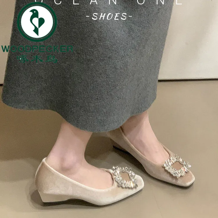 啄木鸟气质丝绒水钻坡跟单鞋女2026春季新款爆款百搭小香风婚鞋
