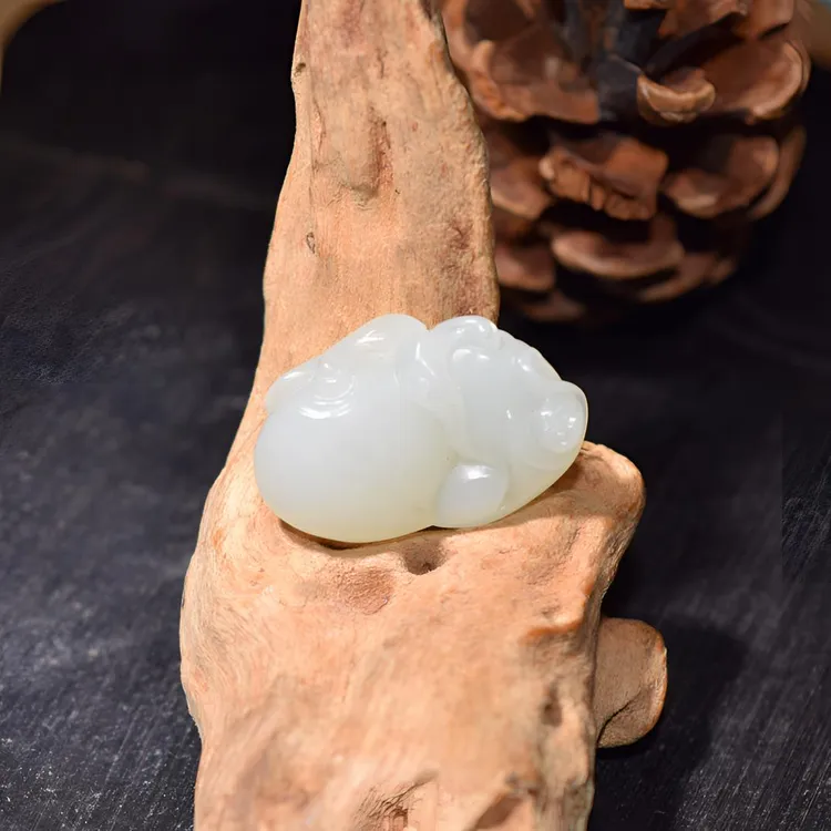 正宗新疆和田玉籽玉，猴桃桂饰，吊坠，时尚手工，精美雕刻，挂坠项坠