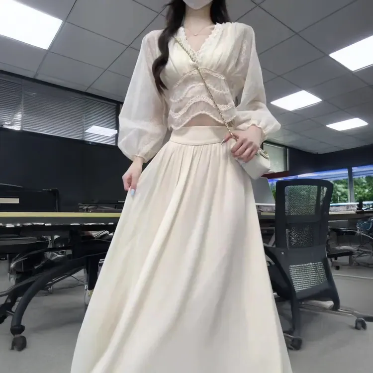 夏季新款法式高级感气质蕾丝v领上衣显瘦半身裙洋气减龄绝美套装