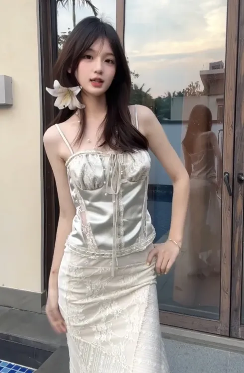 青色禁忌 设计感果绿蕾丝拼接吊带背心+蕾丝拼接鱼尾半身裙两件套