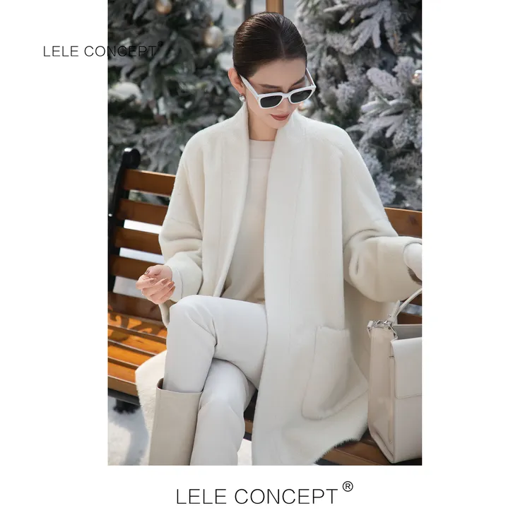 LELE CONCEPT丨「丽」「雪绒雅肩」典藏系列落肩中款双兜大衣D0130