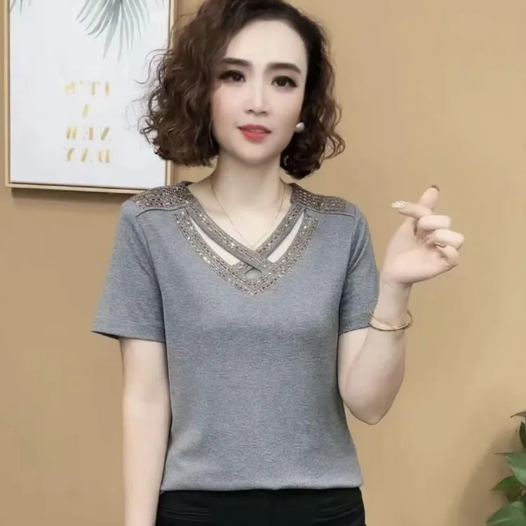 2025夏季新款时尚重工短袖T恤女气质洋气V领镂空烫钻修身显瘦上衣
