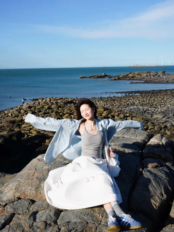 【拥抱生活】时尚气质显白休闲蓝色衬衫上衣搭配灰色吊带白色半裙女