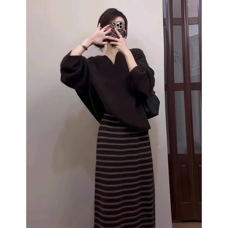 巨好看的冬装一整套大方得体气质御姐咖色毛衣条纹半身裙职业套装