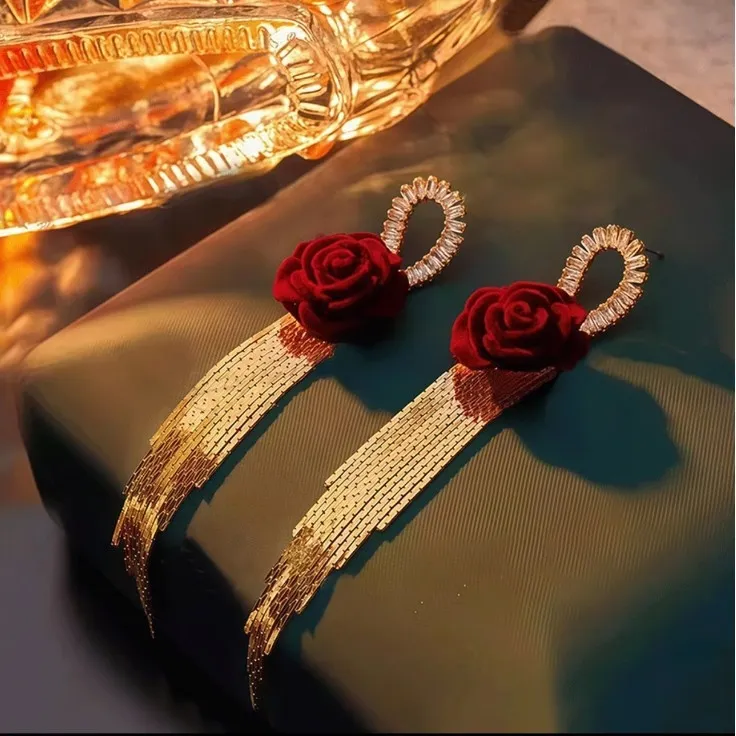 铜合金耳饰 长款夸张耳环轻奢红色新年红丝绒百搭气质流苏