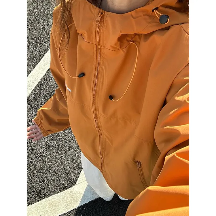 桔色冲锋衣男女秋季多巴胺穿搭户外登山服夹克防风防水连帽外套潮