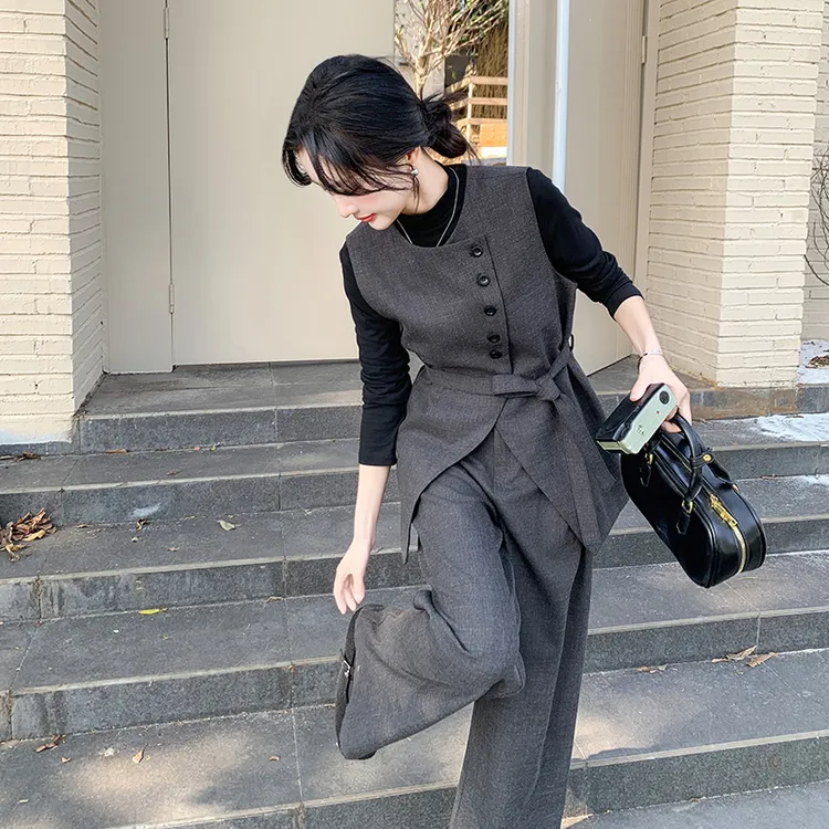 灰色高级感轻奢马甲套装女2025年春秋时尚气质打底衫阔腿裤三件套