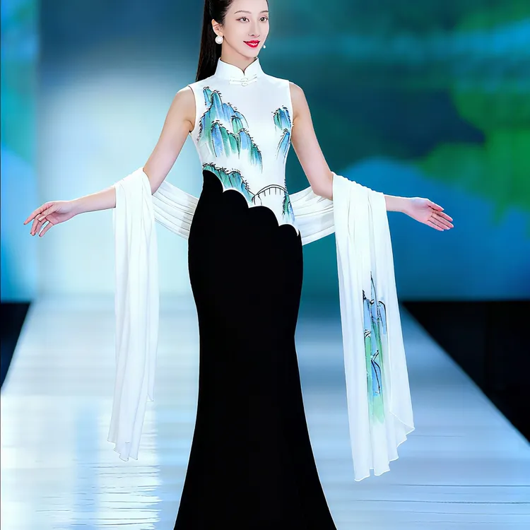 “手绘江山”舞姿翼2025新款古典中式修身气质长款走秀旗袍XT1158