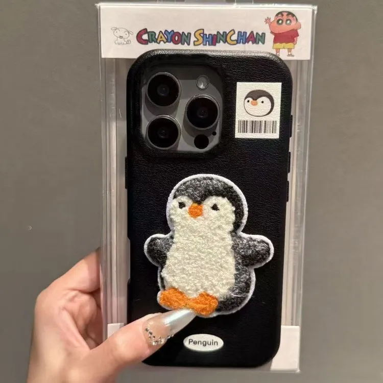 卡通刺绣企鹅适用苹果17pro手机壳iPhone15/荔枝纹防摔14/16pro