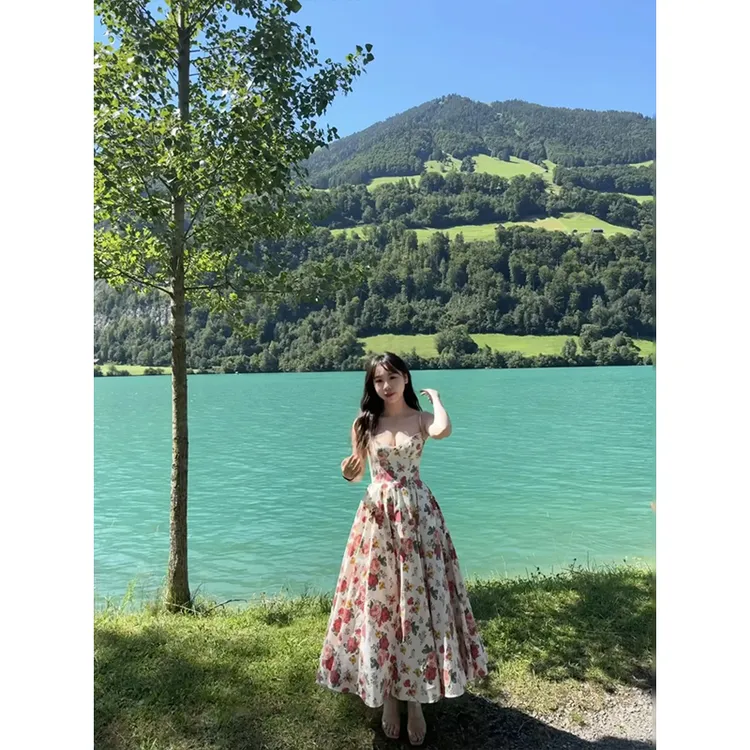 茶歇法式国风显瘦碎花性感吊带连衣裙女小个子印花收腰宽松大摆裙