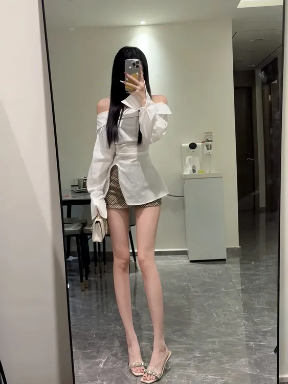 法式气质一字领露肩设计感白色衬衫女秋季新款咖格包臀短裙两件套