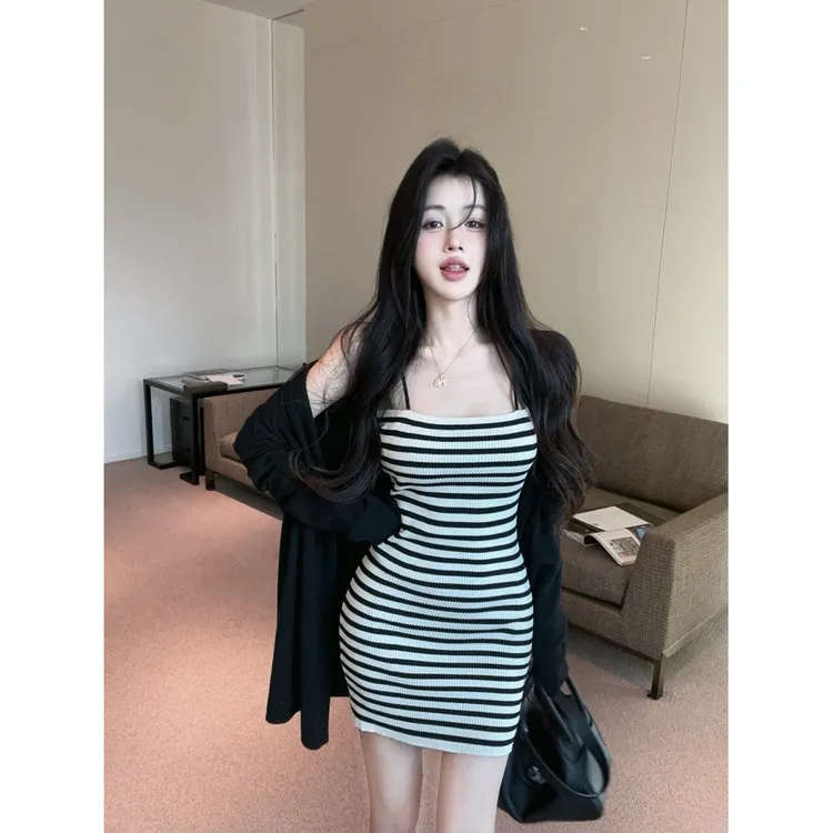 条纹针织吊带连衣裙秋季纯欲性感包臀裙开衫外套网红洋气炸街女装