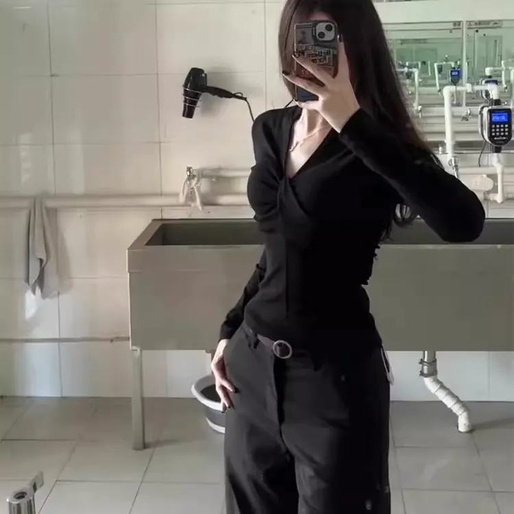 大码黑色设计感V领长袖T恤女2025新款秋季胖mm显瘦修身打底衫上衣
