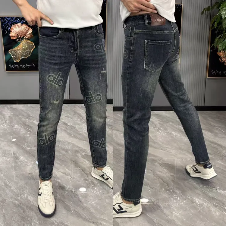 牛仔裤男款秋季新款男生裤子时尚韩版深色小脚裤潮流字母刺绣长裤