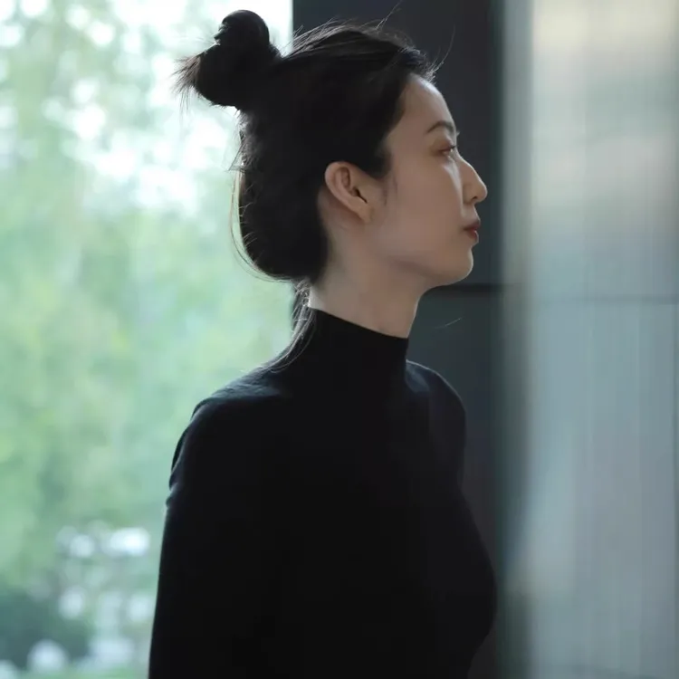 法式黑色半高领打底衫女秋冬内搭正肩针织衫修身高级感中领毛衣