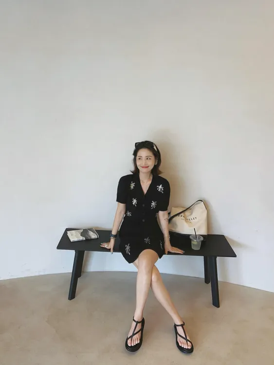 2025夏季新款烫钻v领短袖t恤半身裙巨显瘦套装胖超火夏装一整套