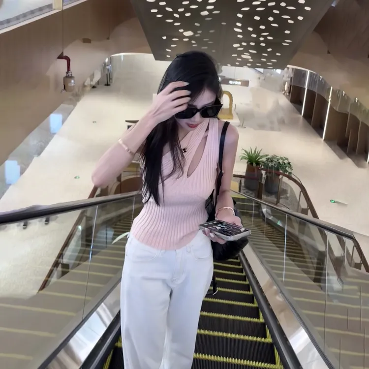 设计感纯欲斜肩针织吊带背心女夏季修身收腰内搭无袖辣妹外穿上衣